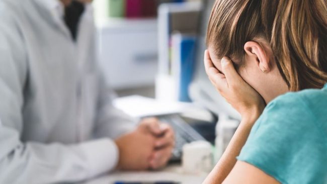 un-medecin-en-consultation-avec-sa-patiente-victime-de-violences-conjugales-1_6232776