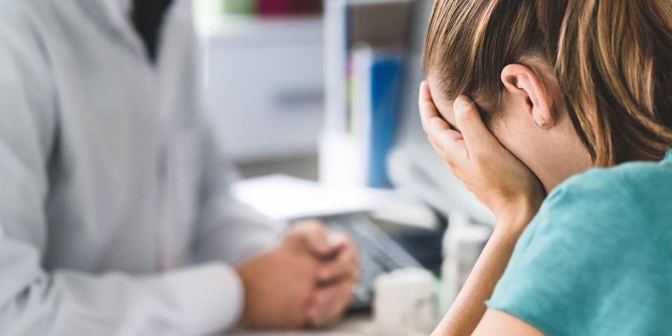 un-medecin-en-consultation-avec-sa-patiente-victime-de-violences-conjugales-1_6232776